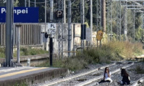 Sdraiarsi sui binari prima che arrivi il treno: nuova assurda moda "selfie" fra i giovani