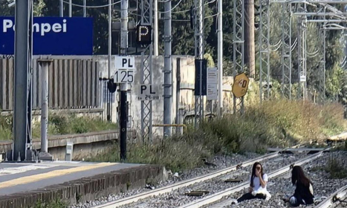 Sdraiarsi sui binari prima che arrivi il treno: nuova assurda moda “selfie” fra i giovani