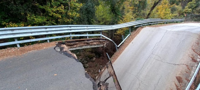 Ponte crolla all’improvviso: poteva essere una strage