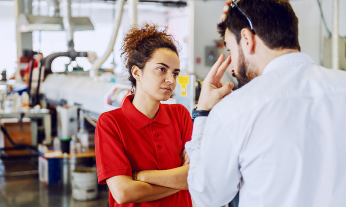 Incredibile caso di mobbing sul lavoro: “Metti la testa nel cesso e non parlare”