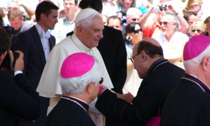 Funerale Papa Benedetto XVI, Bergoglio: "Affidiamo il nostro fratello al Signore". I fedeli in piazza: "Santo subito!"