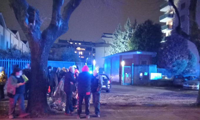 Fiamme in un condominio: tutti evacuati, anche una 107enne, ma una pensionata trovata carbonizzata