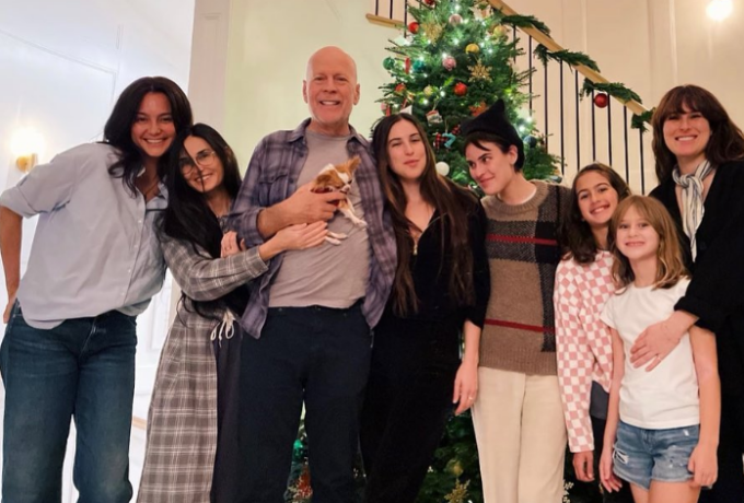 Bruce Willis: “Non parla e ha fatto testamento”. Scatti prenatalizi con la famiglia allargata
