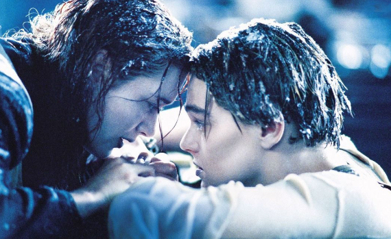No, Di Caprio non ci stava sulla zattera: il regista di Titanic risponde con la scienza a 25 anni di critiche