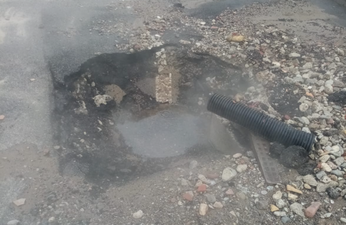 Teleriscaldamento esplode per strada: due passanti travolti da acqua e gas bollente