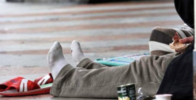 Commessa dal cuore d’oro paga i vestiti a un clochard e lo fa ricongiungere alla sua famiglia