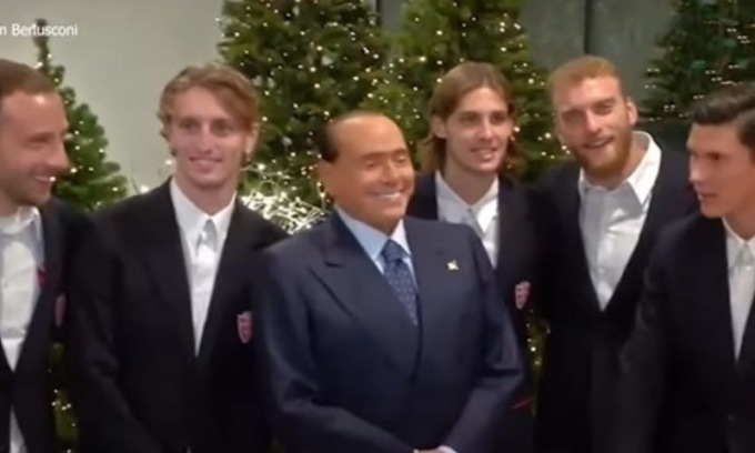 La promessa di Berlusconi ai calciatori del Monza: “Se vincete vi faccio arrivare un pullman di tr***”