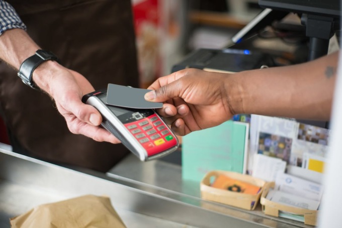 Sì, ma quanto costa il Pos a un commerciante per davvero?
