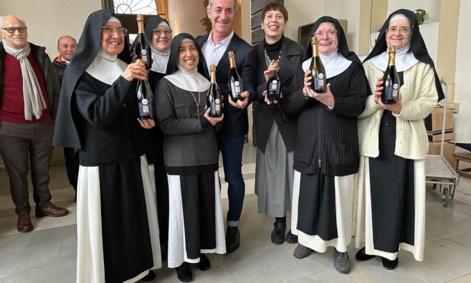 Un prosecco divino per Zaia, fatto dalle monache di clausura - News Prima