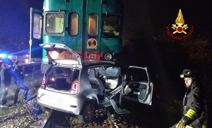 Treno travolge utilitaria al passaggio a livello e la trascina per 100 metri: grave una donna