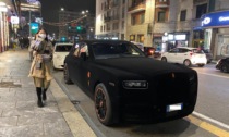 La Rolls-Royce di Gianluca Vacchi pizzicata a Milano: tutta in velluto, costa una fortuna