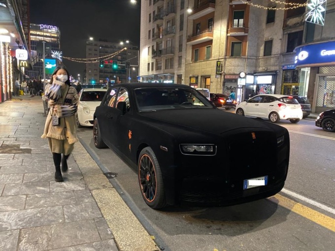La Rolls-Royce di Gianluca Vacchi pizzicata a Milano: tutta in velluto, costa una fortuna
