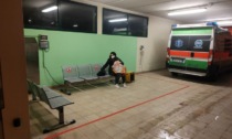 Pronto soccorso pieno: bimbo con la febbre e mamma lasciati ad aspettare al freddo nel garage dell'ospedale