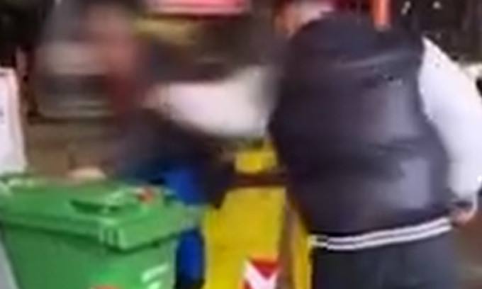 Balordi costringono una persona disagiata a entrare in un cassonetto