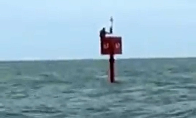 Cast Away gli fa un baffo: sopravvive quattro giorni appollaiato a una boa nell’oceano