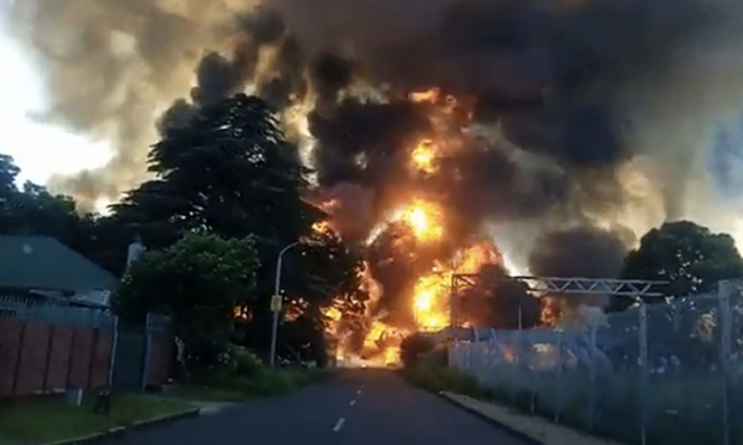 L’impressionante video dell’autocisterna di gas incastrata sotto un ponte che salta in aria