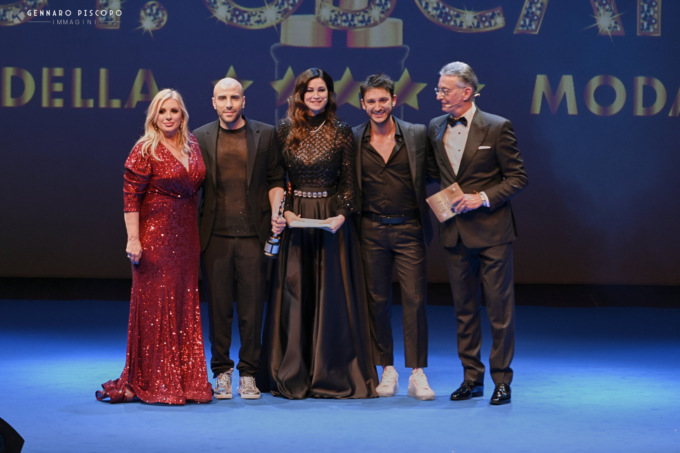 Simone Di Matteo premiato agli ST. Oscar della Moda per “L’amore dietro ogni cosa”