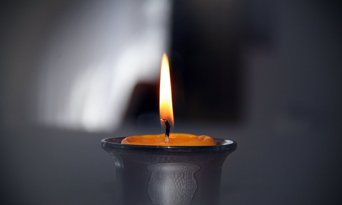 Bollette insostenibili: ora pure i medici visitano a lume di candela