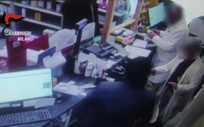 Rapina la farmacia, ma dimentica una ricetta sul bancone