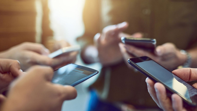 Un adolescente su tre non riconosce le fake news: il paradosso dell’iperconnessione