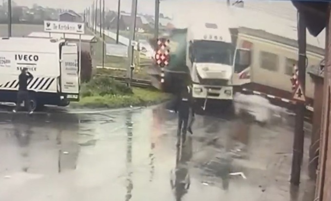 Treno travolge Tir bloccato sulle rotaie e deraglia: il video