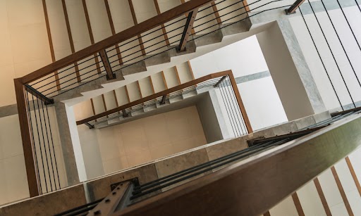 Gravissimo dodicenne precipitato dalla tromba delle scale a scuola