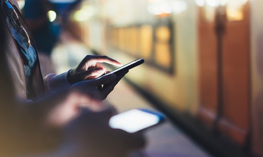 15enne sente per caso una telefonata sul treno e riesce a sventare un femminicidio