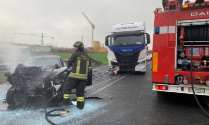 Frontale tra auto e Tir: camionista eroe salva una 22enne dalla vettura in fiamme