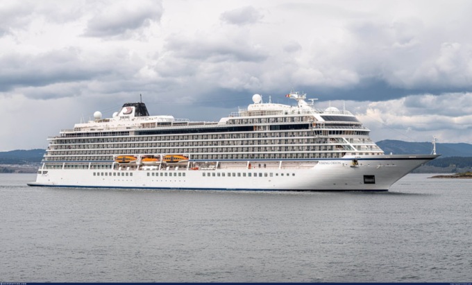 Perché 800 passeggeri sono bloccati al largo su una nave da crociera da una settimana