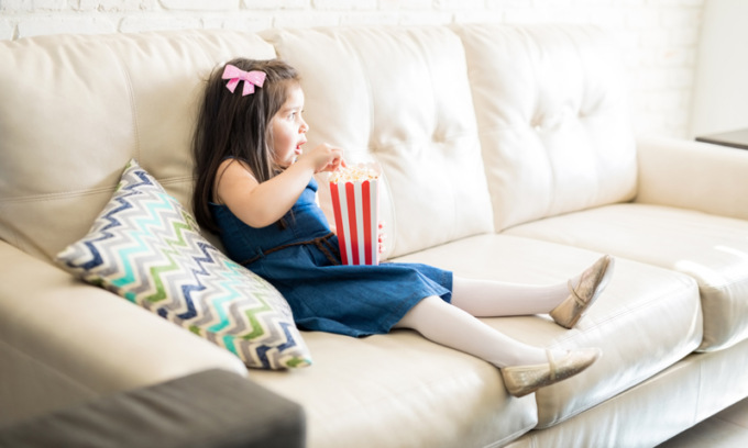 Vanno al lavoro e lasciano la bimba di 5 anni sola in casa tutto il giorno