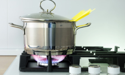 Come risparmiare in cucina: fornello a gas, forno, pentole e microonde