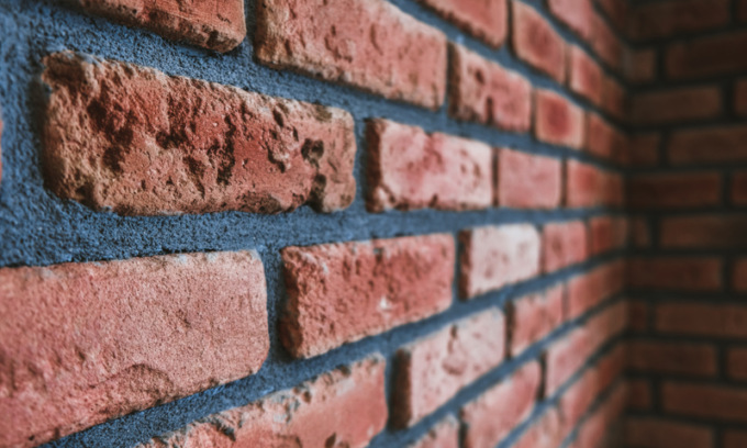 Ladro in fuga si incastra in un muro e viene beccato