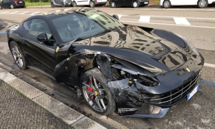 Imprenditore in Ferrari si schianta contro quattro auto in sosta e scappa a piedi: rintracciato e patente ritirata
