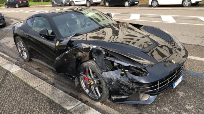 Imprenditore in Ferrari si schianta contro quattro auto in sosta e scappa a piedi: rintracciato e patente ritirata