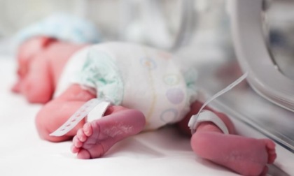 Neonato schiacciato dalla mamma: le regole per evitare la morte in culla (Sids)