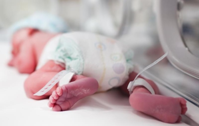 Neonato schiacciato dalla mamma: le regole per evitare la morte in culla (Sids)