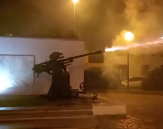 Il video del Monumento ai Caduti trasformato in una mitragliatrice per lanciare i fuochi d’artificio