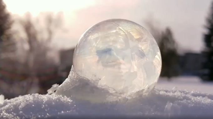 Freezing Bubbles, come realizzare le bolle di sapone ghiacciate che stanno spopolando sui social