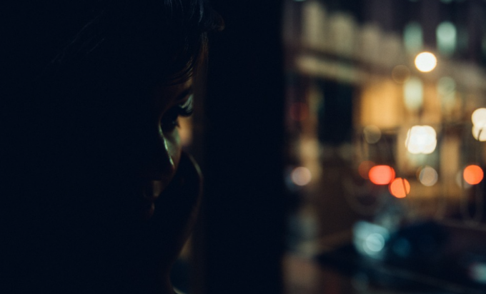 Per tre anni chiama la collega di notte per farle le pernacchie: condannata a un maxi risarcimento