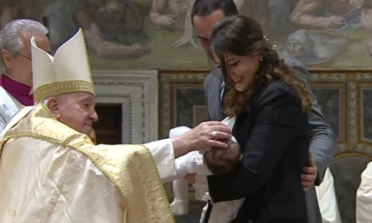Papa Francesco ribadisce: "Allattate i vostri bimbi anche in Chiesa"