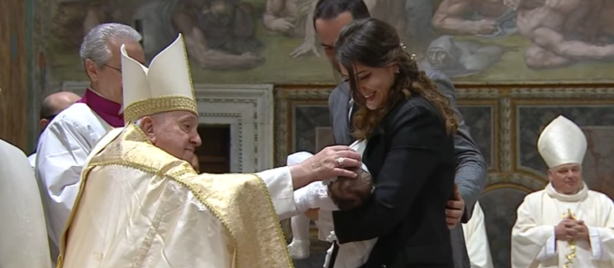 Papa Francesco ribadisce: “Allattate i vostri bimbi anche in Chiesa”