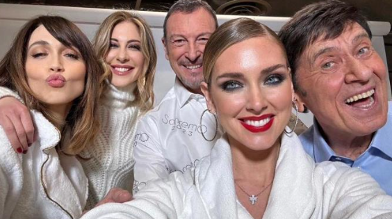 Sanremo 2023, il primo selfie (ovviamente) targato Ferragni per smentire le malelingue