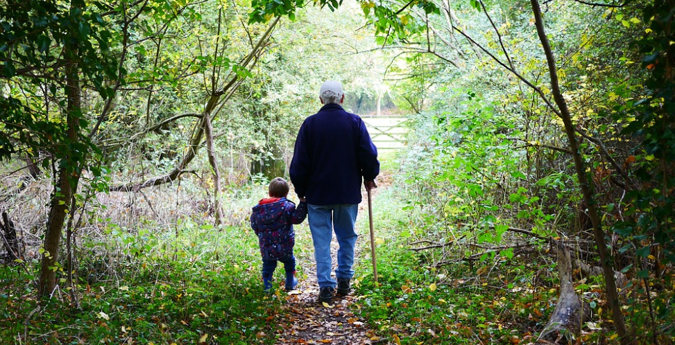 Inflazione e figli piccoli: sono i nonni a salvare i bilanci domestici in 4 famiglie su 10