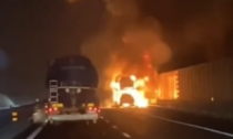 Il video della cisterna che passa accanto a un altro tir in fiamme