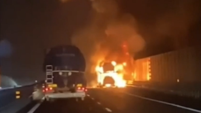 Il video della cisterna che passa accanto a un altro tir in fiamme