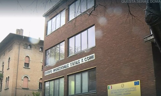 Che scuola: dopo il prof aggredito dagli studenti, docente sospesa per presunte molestie sessuali