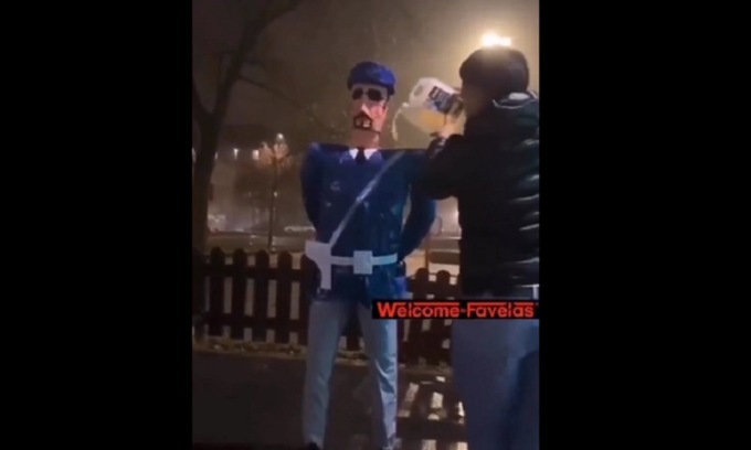 Manichino-poliziotto bruciato a Milano per festeggiare Capodanno