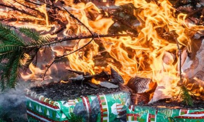 L'albero di Natale prende fuoco, grave una donna di 57 anni