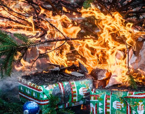 L’albero di Natale prende fuoco, grave una donna di 57 anni