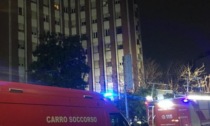 Incendio in un palazzo a Milano: si lancia da 9 metri e riesce a salvarsi